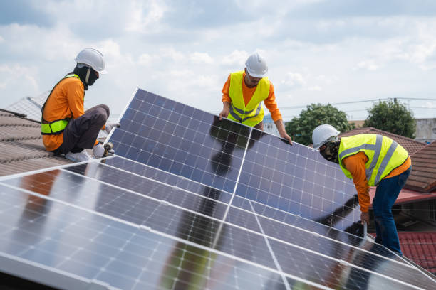 ingeniero de servicio instalando células solares en el techo de la casa. técnicos trabajando en el sistema de paneles solares al aire libre. concepto de energía limpia y renovable. - fuel cell solar panel solar power station control panel fotografías e imágenes de stock