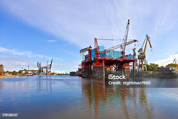 Plattform In Der Werft Stockfoto und mehr Bilder von Baugewerbe - Baugewerbe, Benzin, Blau