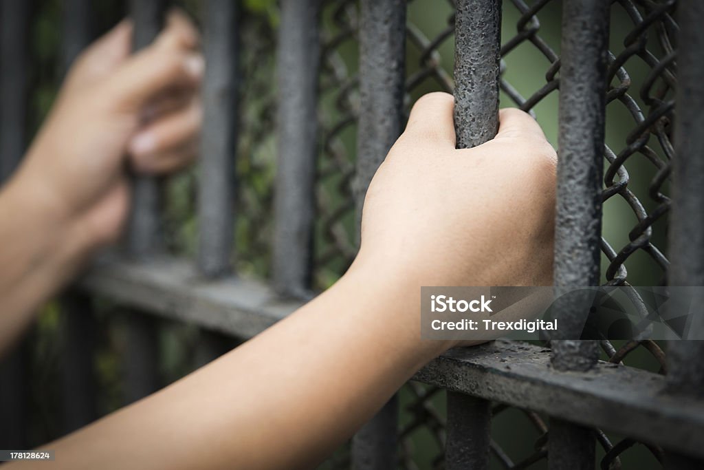 Duas mãos segurando Grade de Prisão - Foto de stock de Antigo royalty-free