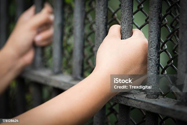 Foto de Duas Mãos Segurando Grade De Prisão e mais fotos de stock de Antigo - Antigo, Atrás, Cela de Prisão