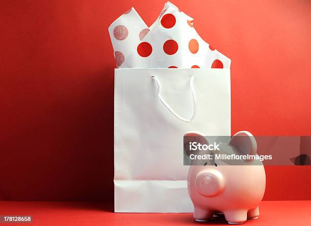 레드 물방울무늬 쇼핑백 및 돼지 저금통 가방에 대한 스톡 사진 및 기타 이미지 - 가방, 구매, 돼지 저금통