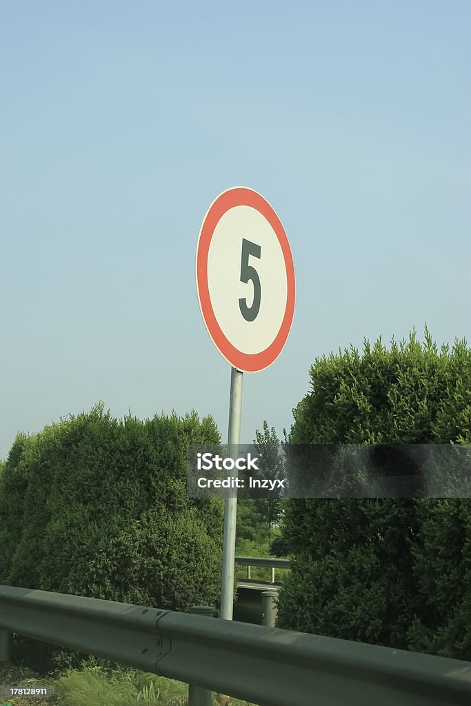 Kilometraje las señales hacia la autopista - Foto de stock de Aire libre libre de derechos