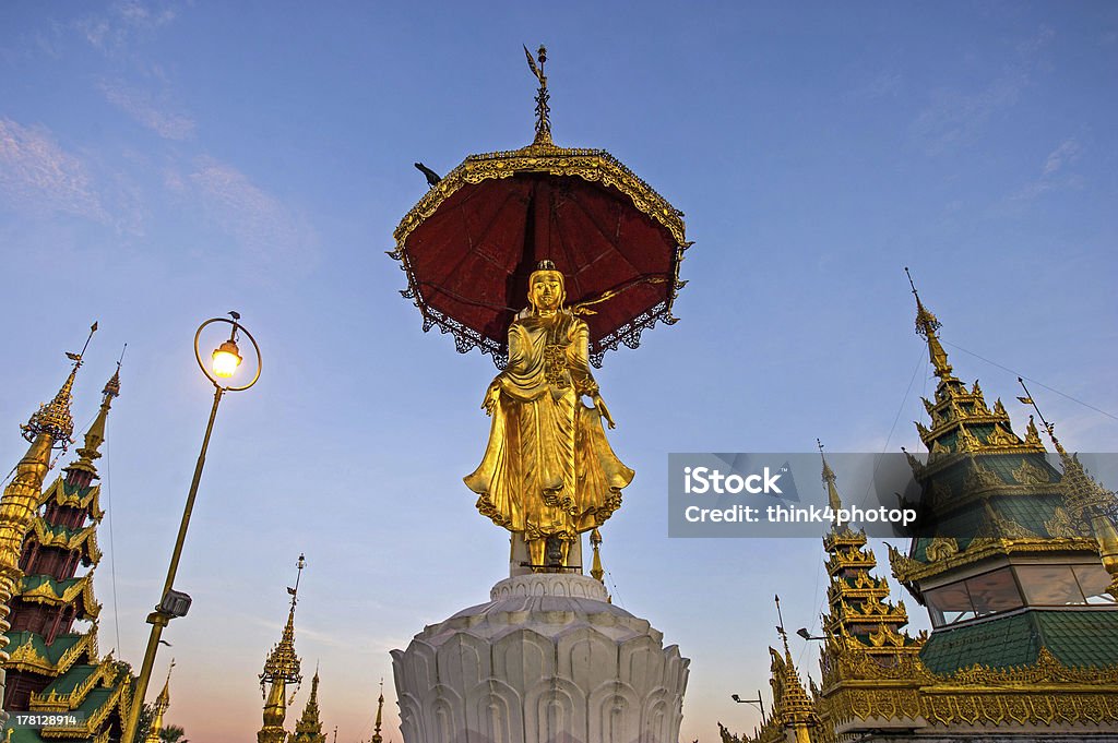 Buda Estátua com Pagode de Shwedagon em cima de - Royalty-free Ao Ar Livre Foto de stock