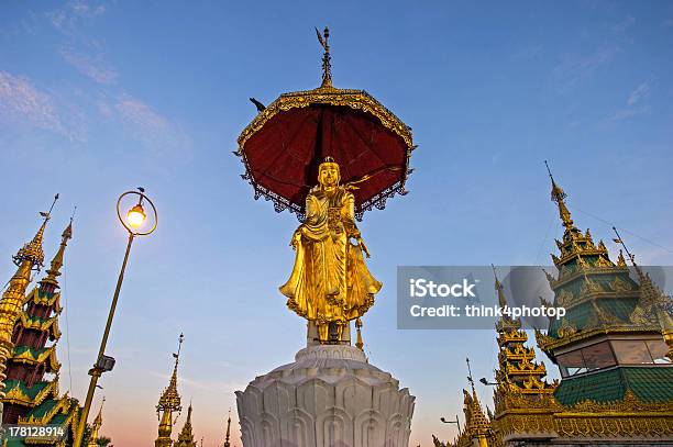 Buda Estátua Com Pagode De Shwedagon Em Cima De - Fotografias de stock e mais imagens de Ao Ar Livre - Ao Ar Livre, Aventura, Budismo