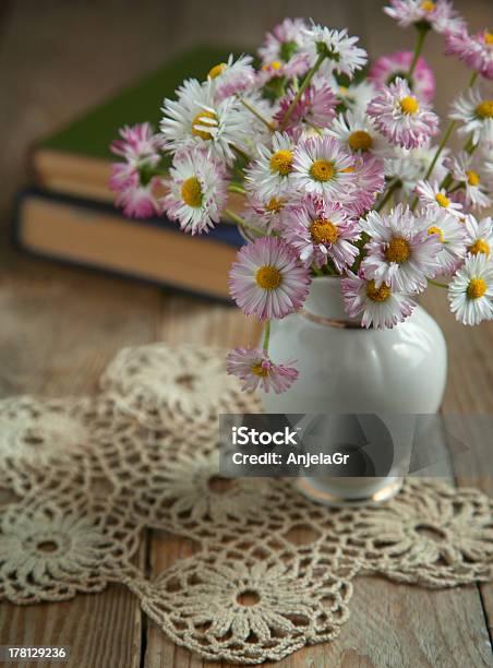 Bouquet Von Blumen Und Bücher Geringe Tiefenschärfe Stockfoto und mehr Bilder von Blume