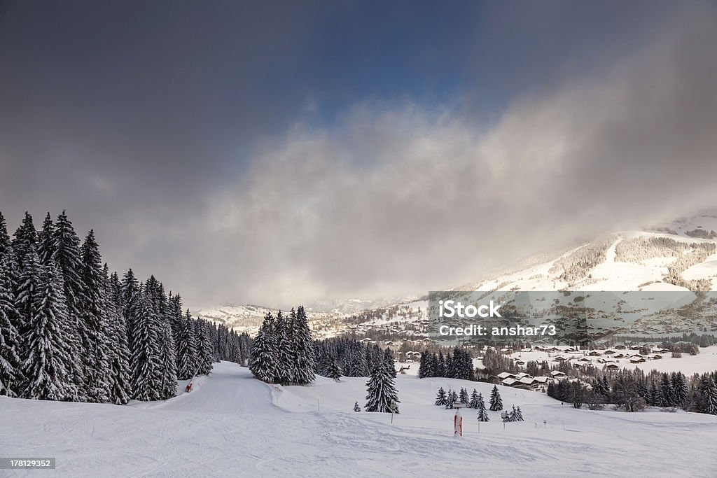 Pista de esquí de descenso cerca de Megeve en Alpes franceses, Francia - Foto de stock de Abeto libre de derechos