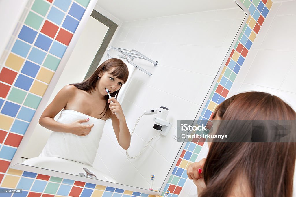 Dental dentes care.Woman limpa um - Royalty-free 20-24 Anos Foto de stock