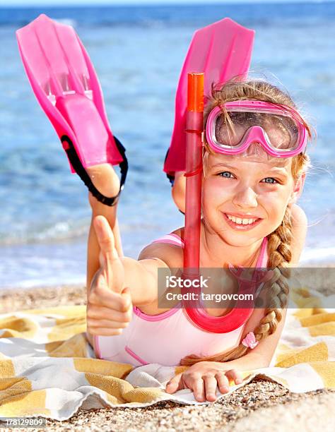 Foto de Criança Brincando Na Praia e mais fotos de stock de Criança - Criança, Menina, Máscara de Mergulho