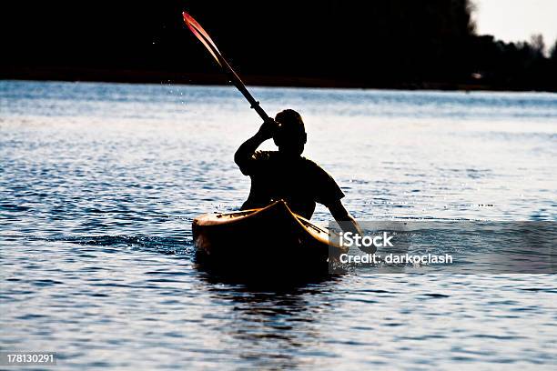 Foto de Canoísta Silhueta e mais fotos de stock de Caiaque - Barco a remo - Caiaque - Barco a remo, Caiaque - Canoagem e Caiaque, Noite