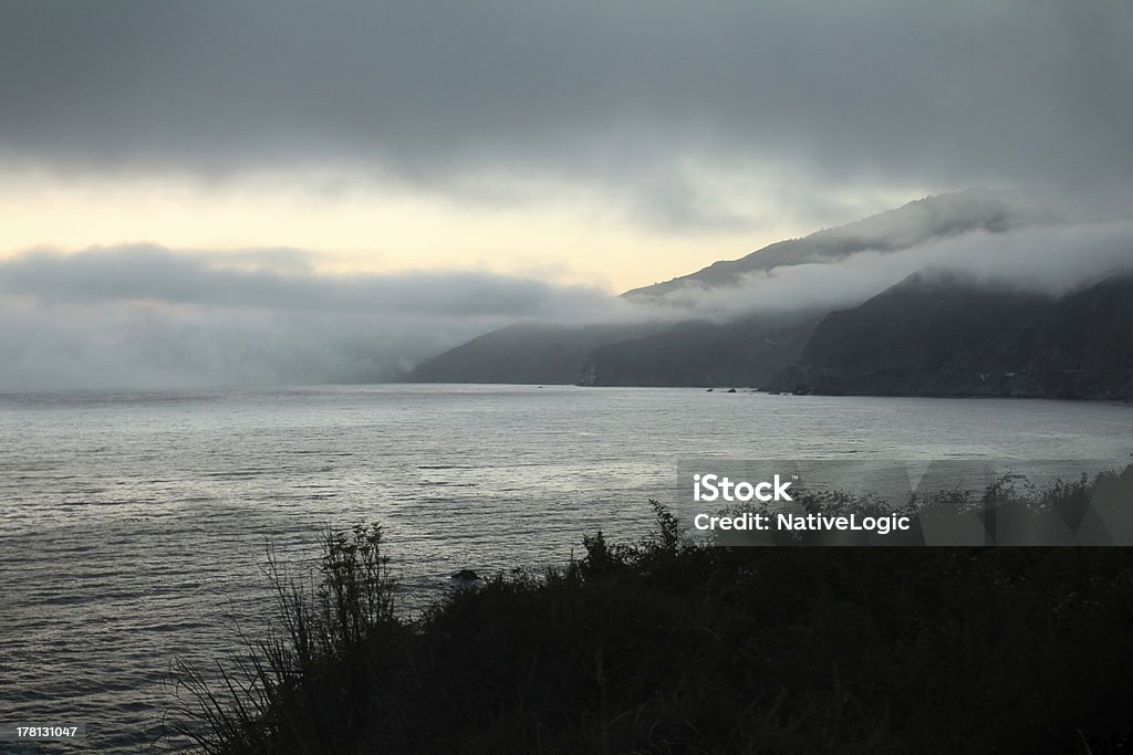 Nevoeiro sobre o oceano ao Anoitecer - Royalty-free Big Sur Foto de stock