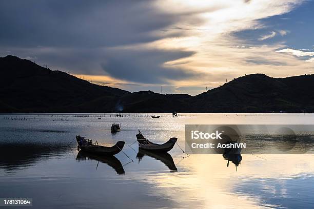 Paisaje Con Barco Foto de stock y más banco de imágenes de Agua - Agua, Agua potable, Aire libre