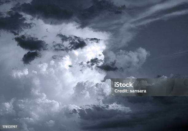 Nuvens - Fotografias de stock e mais imagens de Ao Ar Livre - Ao Ar Livre, Azul, Azul escuro