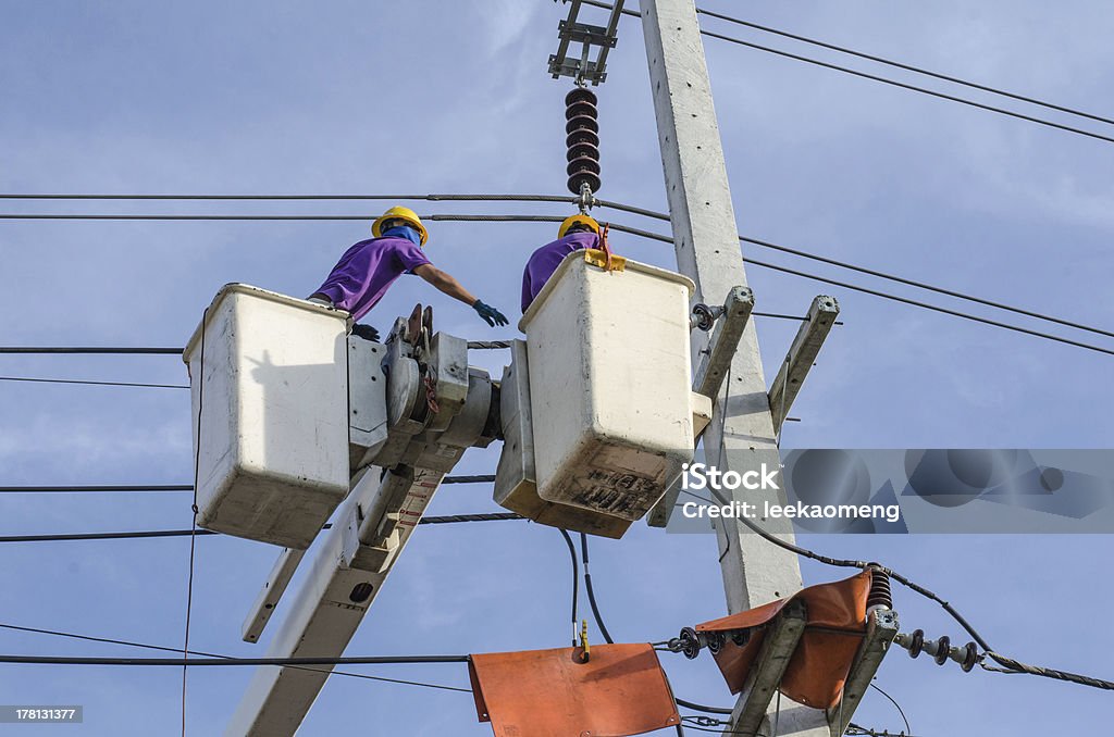 Elektrische Reparaturarbeiten auf einem power-pole-Fels - Lizenzfrei Aktivitäten und Sport Stock-Foto