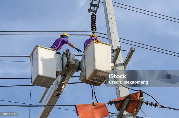 Elektrische Reparaturarbeiten Auf Einem Powerpolefels Stockfoto und mehr Bilder von Aktivitäten und Sport