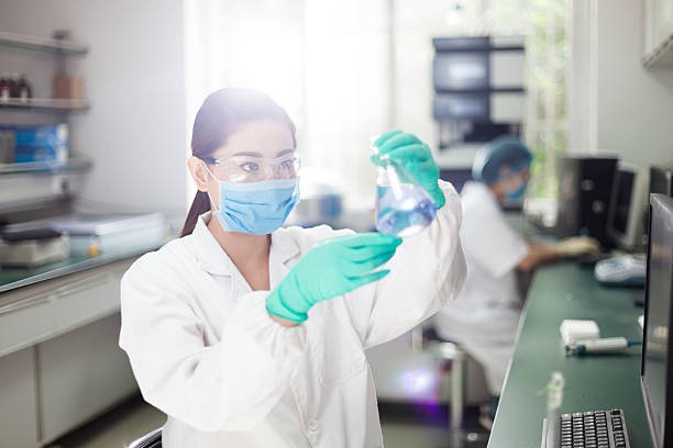 scientifiques travaillant dans un laboratoire. - scientist research test tube lab coat photos et images de collection