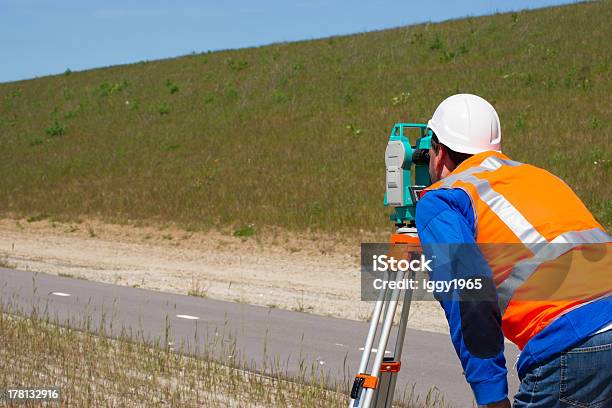 Ingeniero Y Total De Estación O Teodolito Foto de stock y más banco de imágenes de Accesorio de cabeza - Accesorio de cabeza, Adulto, Agrimensor