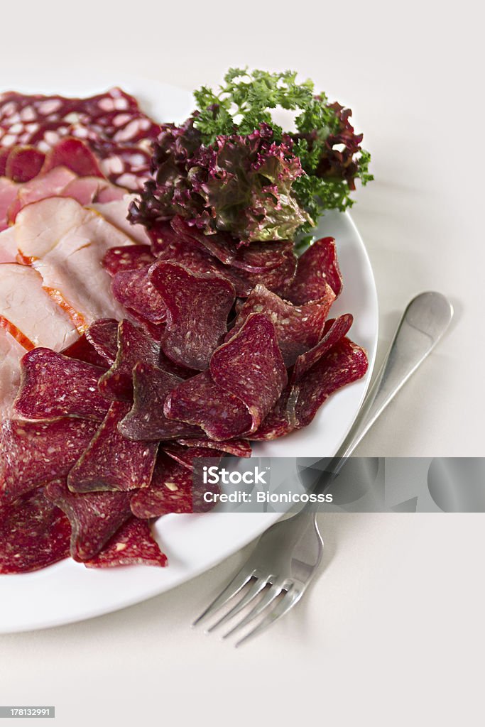 Scheiben Würstchen oder Schinken auf einer Platte - Lizenzfrei Blatt - Pflanzenbestandteile Stock-Foto