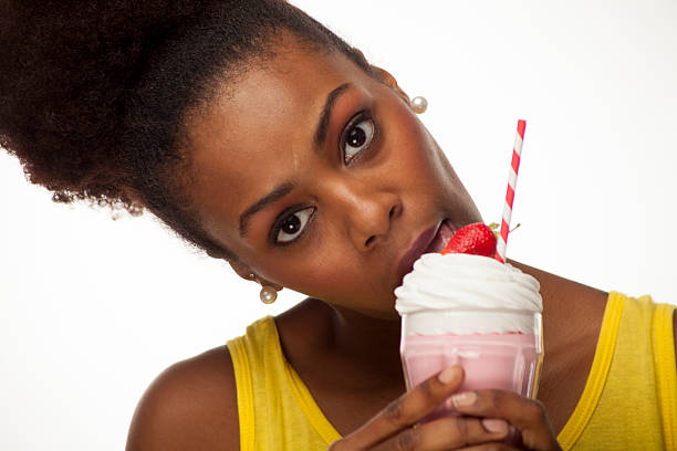 Afro-americana donna ama Glassa dall'alto del suo Frullato - foto stock