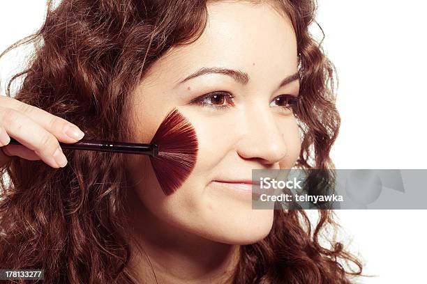 Uśmiechnięta Kobieta Z Makijaż Narzędzia - zdjęcia stockowe i więcej obrazów Brązowy - Brązowy, Dorosły, Fotografika