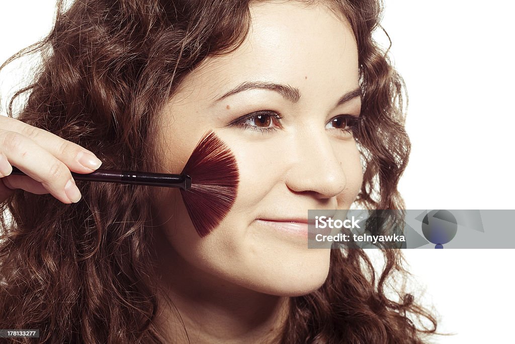 Mulher sorridente com ferramentas de maquiagem - Foto de stock de Adulto royalty-free
