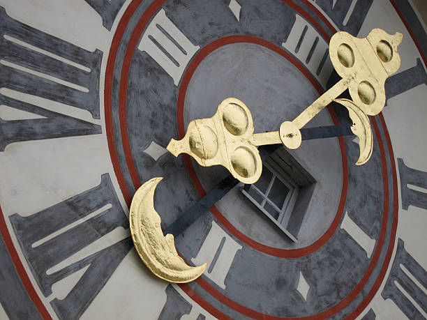 detalhe da torre de relógio, graz, viena - graz austria clock tower styria imagens e fotografias de stock