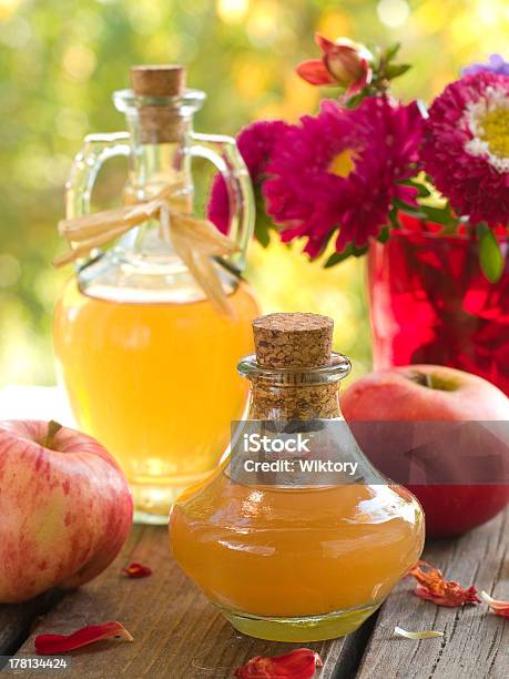 Aceto Di Mele - Fotografie stock e altre immagini di Bottiglia - Bottiglia, Sidro di mele caldo, Aceto di mele