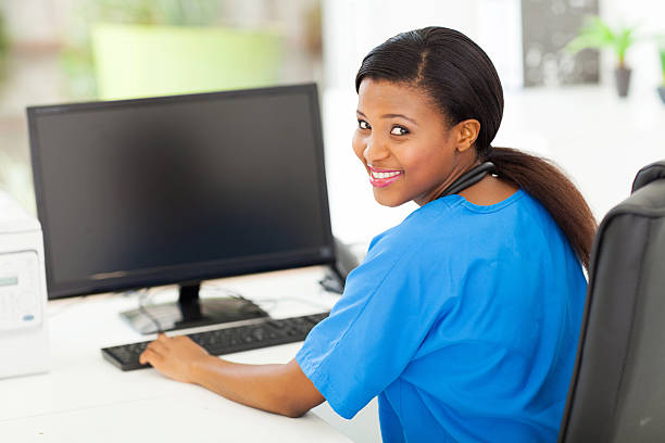 enfermera en oficina moderna - women looking over shoulder people cute fotografías e imágenes de stock