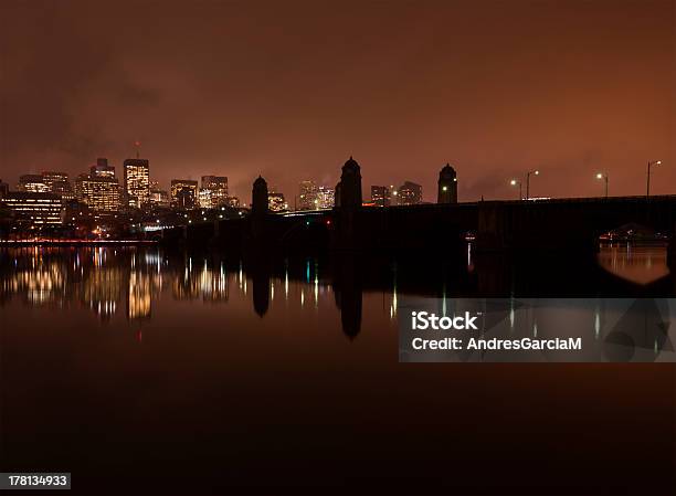 Río Y Del Horizonte De Boston Y De Cambridge Por La Noche Foto de stock y más banco de imágenes de Agua