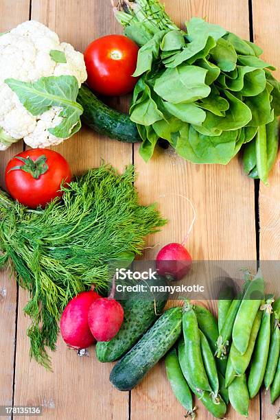 Photo libre de droit de Légumes Sur La Table En Bois banque d'images et plus d'images libres de droit de Aliment - Aliment, Aliment cru, Aneth