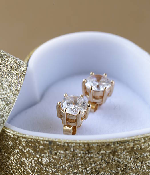 スタッド付きイヤリングで、ゴールドダイヤモンドボックス - diamond shaped ストックフォトと画像