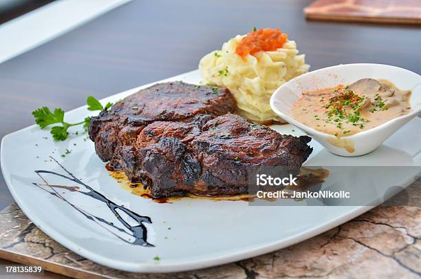 Photo libre de droit de Steak banque d'images et plus d'images libres de droit de Noix d'entrecôte - Noix d'entrecôte, Purée de pommes de terre, Barbecue