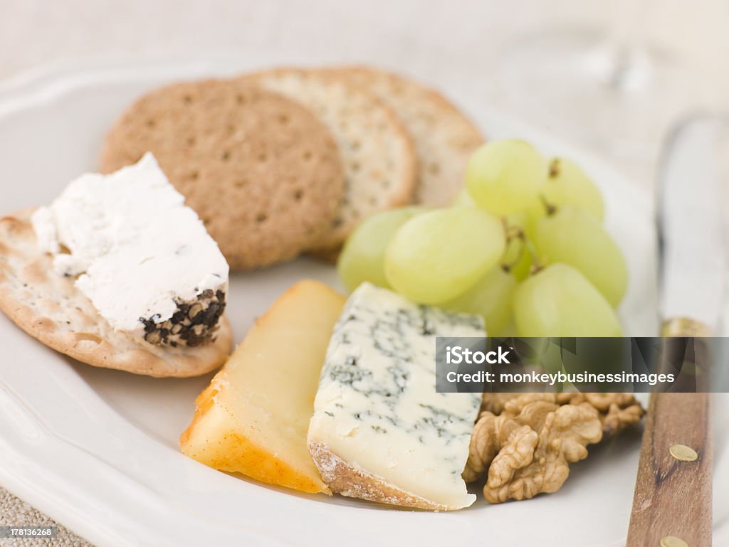 Блюдо с сыром и печенье - Стоковые фото Без людей роялти-фри