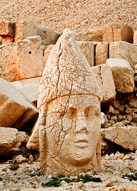скульптуры из commagene королевства, nemrut �горы - turkish culture nemrud dagh adiyaman antiquities стоковые фото и изображения