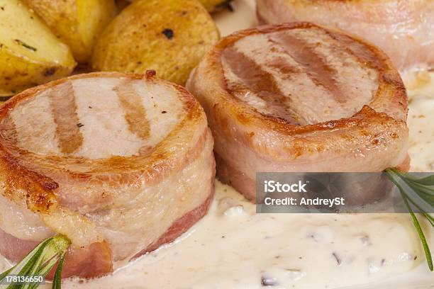 Bife Grelhado Envolvido Em Bacon Com Produtos Hortícolas - Fotografias de stock e mais imagens de Alho