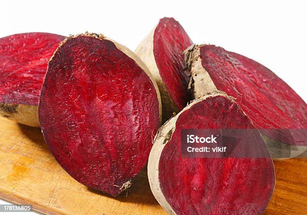 新鮮な Beetroots にカティングボード - まな板のストックフォトや画像を多数ご用意 - まな板, オーガニック, クローズアップ