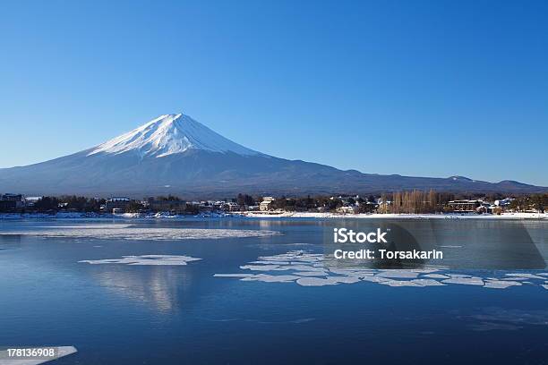 Montanha No Inverno Do Monte De Fuji - Fotografias de stock e mais imagens de Ao Ar Livre - Ao Ar Livre, Azul, Beleza natural
