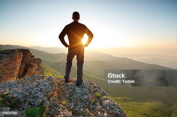 Silhouette Eines Mannes Stockfoto und mehr Bilder von Berg - Berg, Ganz oben, Männer
