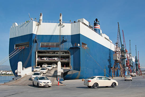 envío de coches ro-ro-ducha con acceso para silla de ruedas, on/off - ferry fotografías e imágenes de stock