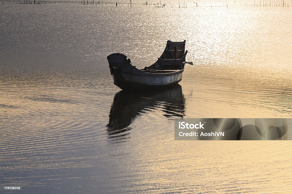 Barco no lago - Foto de stock de Azul royalty-free