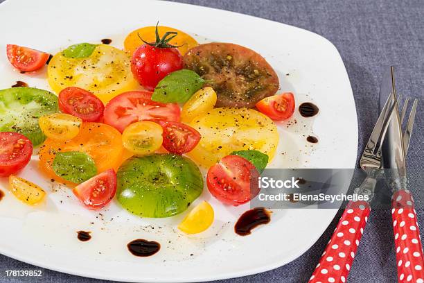 Na Sałatka Z Pomidorów - zdjęcia stockowe i więcej obrazów Bazylia - Bazylia, Bez ludzi, Czerwony