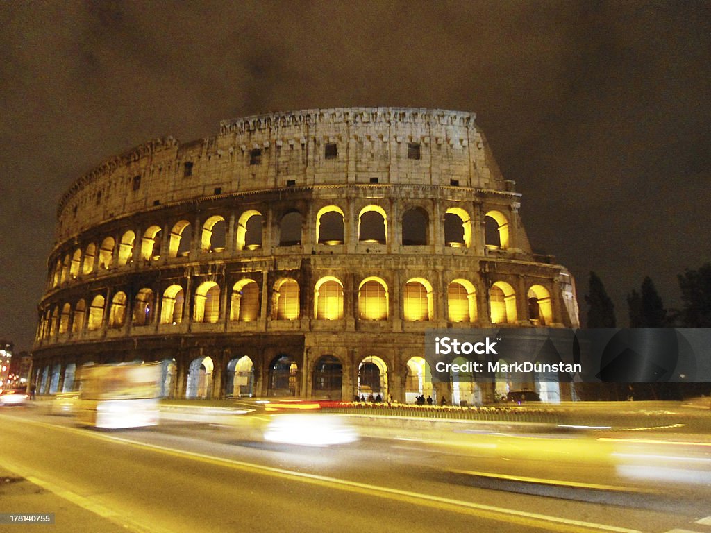 Colosseo di notte - Foto stock royalty-free di Ambientazione esterna