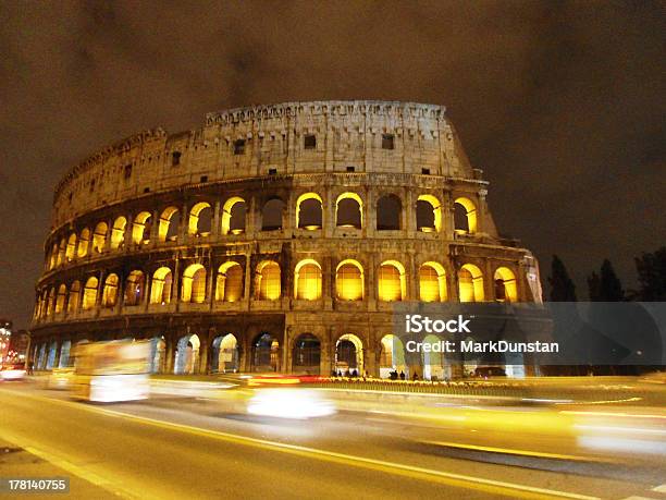 Colosseo Di Notte - Fotografie stock e altre immagini di Ambientazione esterna - Ambientazione esterna, Anfiteatro, Antica Roma