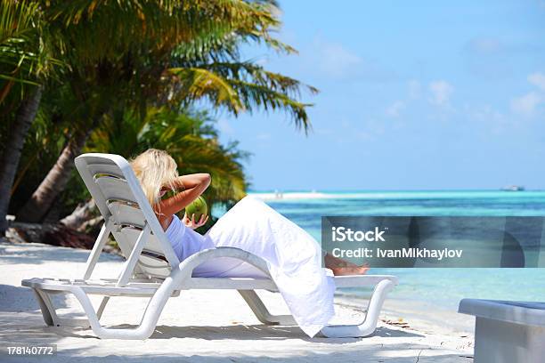 Mujer Tropical En La Sala De Estar Foto de stock y más banco de imágenes de Actividades recreativas - Actividades recreativas, Adulto, Adulto joven