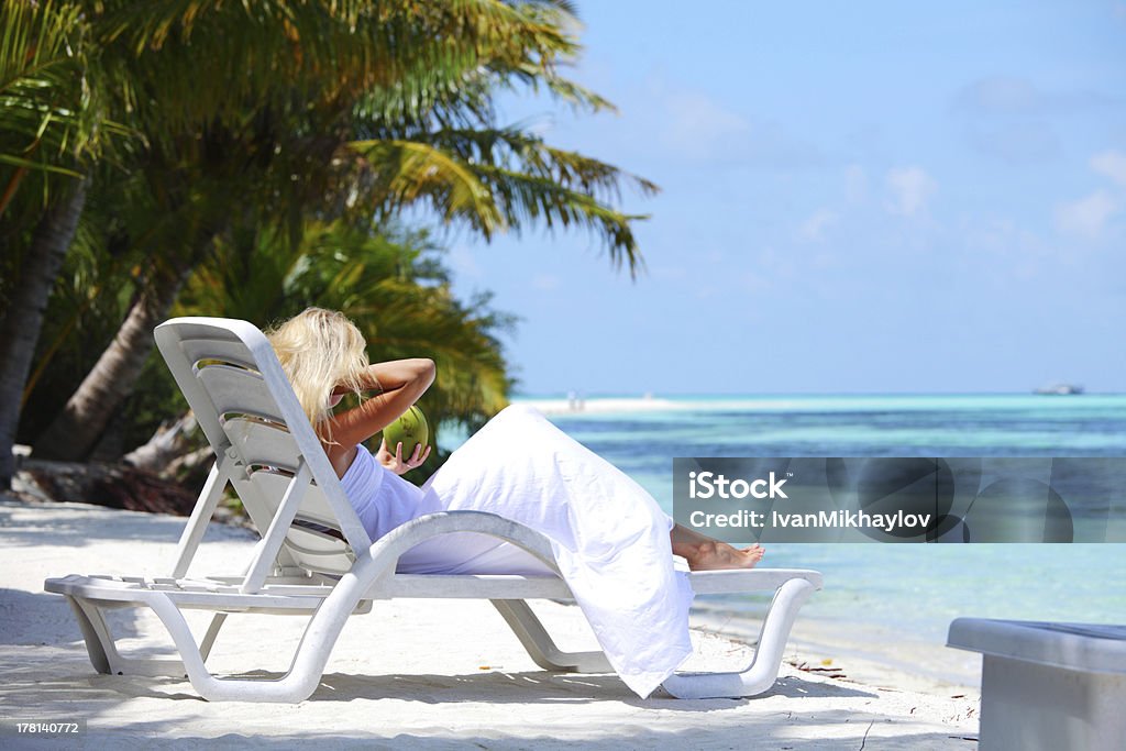 tropical mulher no lounge - Foto de stock de Adulto royalty-free
