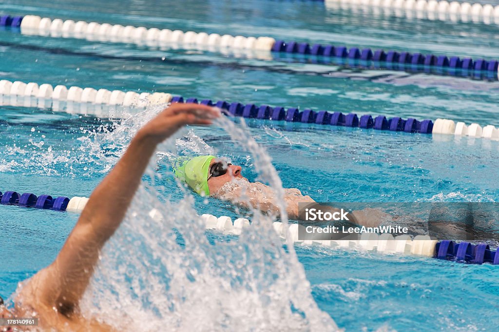 Dos crawlé les nageurs de course - Photo de Adolescent libre de droits