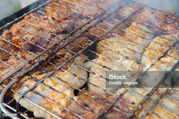 Photo libre de droit de Ailes De Poulet Frit Et Des Côtelettes banque d'images et plus d'images libres de droit de Aliment - Aliment, Aliment grillé au charbon de bois, Aliments et boissons