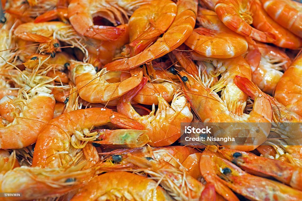 Camarones en el mercado de pescado - Foto de stock de Alimento libre de derechos
