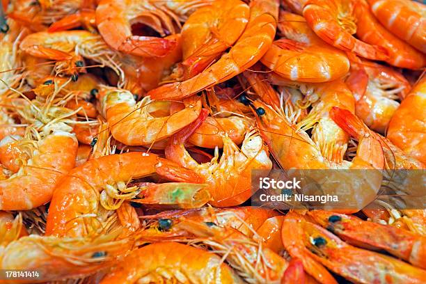 Foto de Camarões No Mercado De Peixes e mais fotos de stock de Alimentação Saudável - Alimentação Saudável, Amontoamento, Camarão - Frutos do Mar
