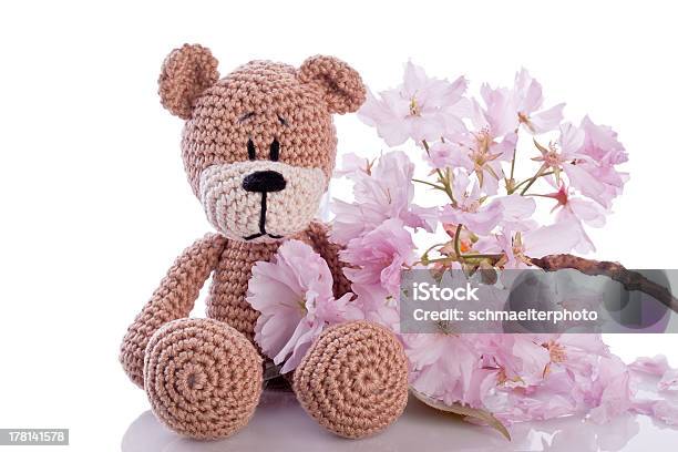 Urso De Pelúcia Com Flor De Rosa - Fotografias de stock e mais imagens de Amigurumi - Amigurumi, Animal, Brinquedo