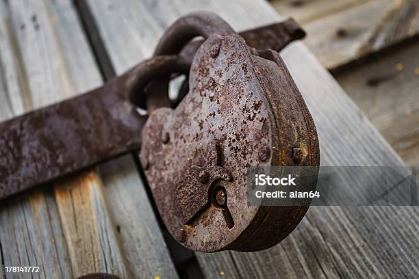 Old Cadeado Em Gatees - Fotografias de stock e mais imagens de Acessibilidade - Acessibilidade, Aço, Buraco de Fechadura